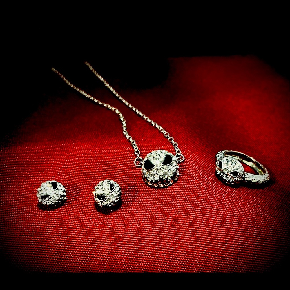 NWOT;never worn;4pc Nightmare Before Christmas Jewelry set,pendant,earrings&ring